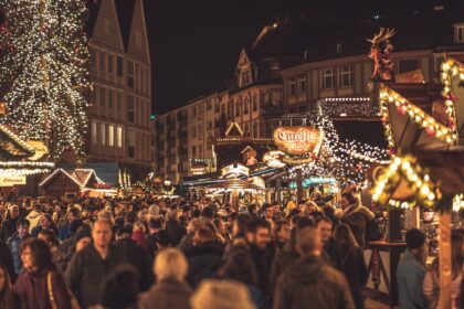 Foule dans un marché de Noël en Allemagne