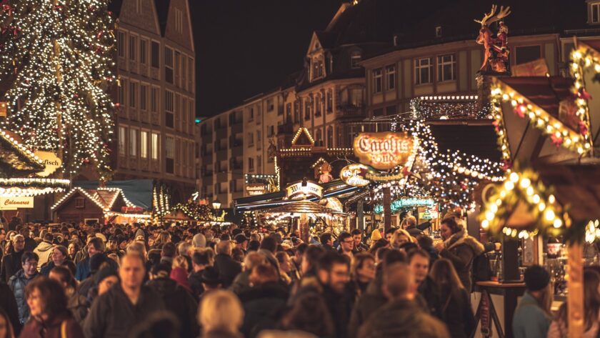 Foule dans un marché de Noël en Allemagne